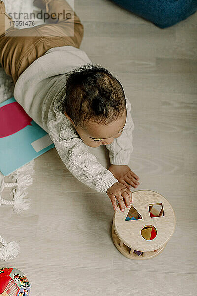 Hohe Winkel Ansicht von Baby-Junge spielt mit Spielzeug zu Hause