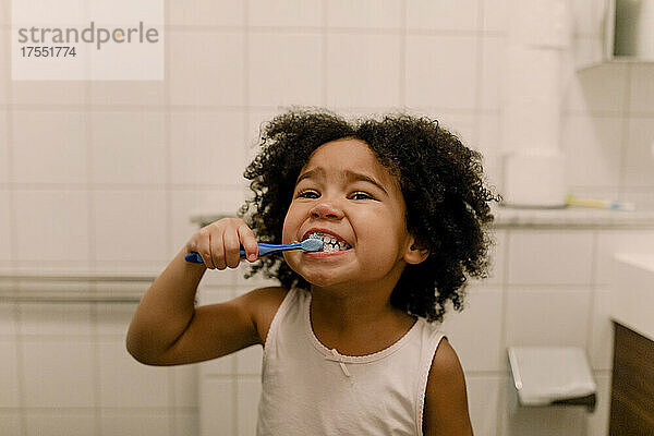 Mädchen beim Zähneputzen im Badezimmer