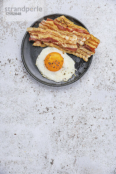 Englisches Frühstück mit Spiegelei und Bacon