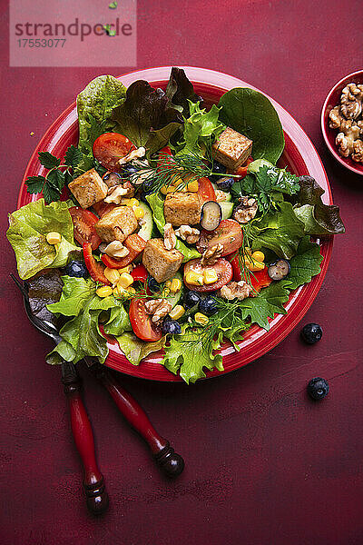 Blattsalate mit Paprika  Mais  Walnüssen  Heidelbeeren und Tofu