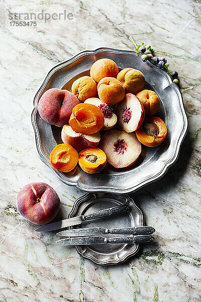 Frische Pfirsiche und Aprikosen