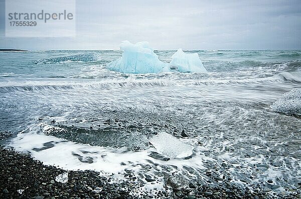 Eisbrocken am schwarzen Lavastrand Diamond beach  Jökulsárlón  Austurland  Island  Europa