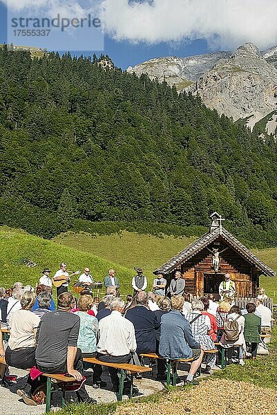 Meßfeier am Almkirtag vor der Holzkapelle im Almdorf Eng  Hinterriss  Tirol  Österreich  Europa