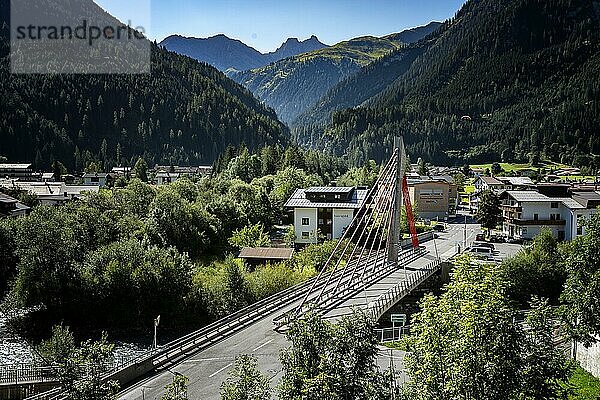 Brücke über den Fluss Lech in der Ortschaft Bach  Lechtal  Vorarlberg  Austria