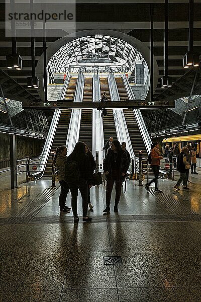 Menschen  Silhouetten  vor Rolltreppe auf Bahnsteig  U-Bahn Station Bikás park  Linie M4 der Metro  Bewegungsunschärfe  Kelenföld  XI. Budapester Bezirk  Újbuda  Budapest  Ungarn  Europa