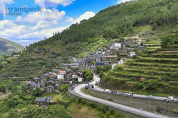 Blick auf das mittelalterliche Bergdorf Piodao aus Schiefer  Serra da Estrela  Beira Alta  Portugal  Europa