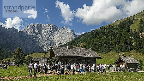 Meßfeier am Almkirtag vor der Holzkapelle im Almdorf Eng  dahinter Grubenkarspitze und Dreizinkenspitze  Karwendel-Gebirge  Hinterriss  Tirol  Österreich  Europa