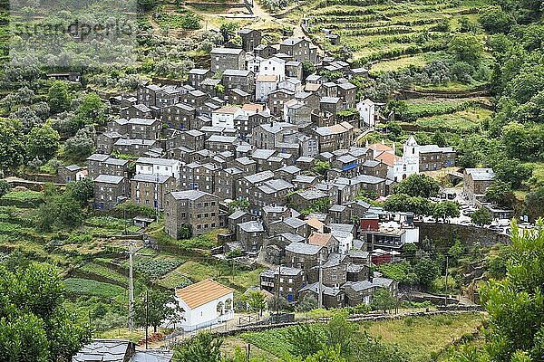 Blick auf das mittelalterliche Bergdorf Piodao aus Schiefer  Serra da Estrela  Beira Alta  Portugal  Europa
