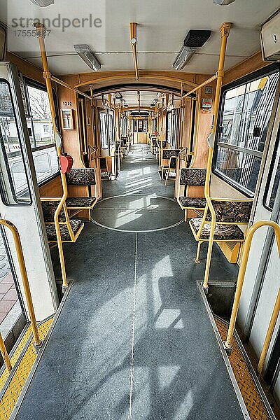 Leere Straßenbahn an einer Haltestelle  offene Tür  Innenansicht  XI. Budapester Bezirk  Újbuda  Budapest  Ungarn  Europa