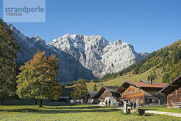 Almdorf Eng vor Grubenkarspitze  Karwendel-Gebirge  Herbst  Tirol  Österreich  Europa