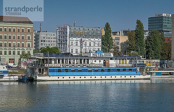 Hotelschiff Eastern Comfort  Mühlenstraße  Spree  Friedrichshain  Berlin  Deutschland  Europa