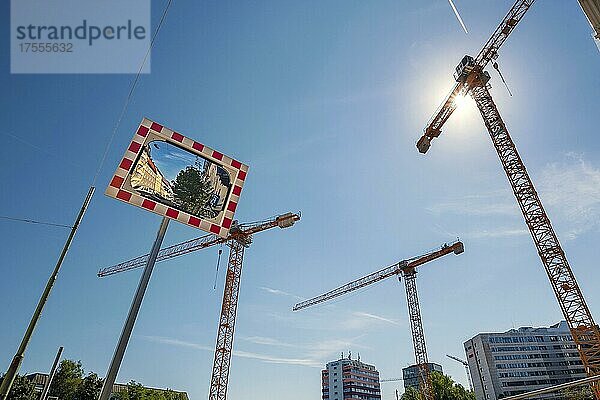 Krane und Hohlspiegel an Baustelle an der Orleanstr. München  Bayern  Deutschland  Europa