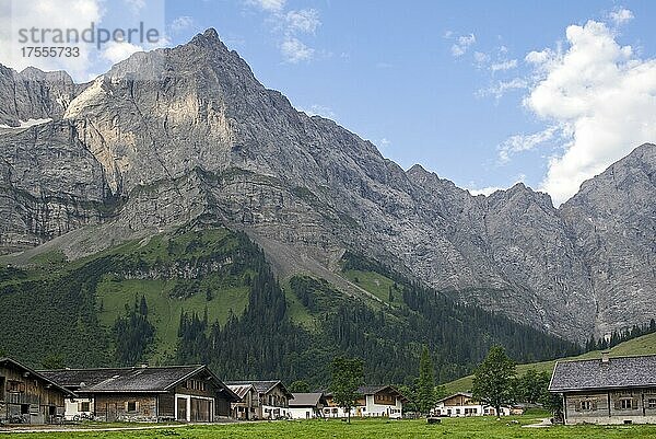Almdorf Eng  dahinter Spritzkarspitze  Karwendel-Gebirge  h  Tirol  Österreich  Europa