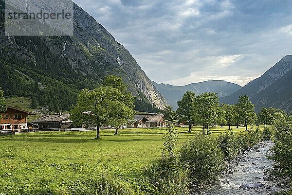 Almdorf Eng mit Rissbach  Hinterriss  Tirol  Österreich  Europa