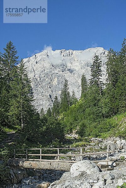 Grubenkarspitze mit Wanderweg in den Enger Grund  Holzbrücke  Karwendel-Gebirge  Tirol  Österreich  Europa