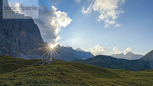 Sonnenuntergang über der Vomper Kette  mit Laliderer Spitze und Birkkarspitze  Karwendel-Gebirge  Tirol  Österreich  Europa