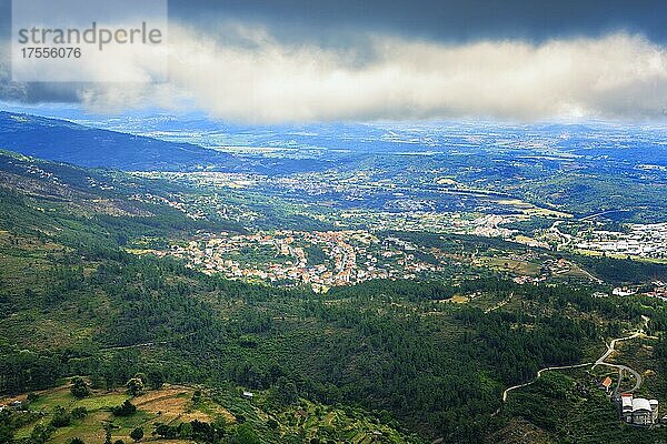 Landschaft vom Wachturm da Varanda dos Carqueijais  Serra da Estrela  Portugal  Europa