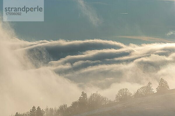 Wolkenmeer in den Bergen im Winter. Frankreich