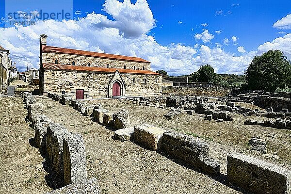 Stillgelegte mittelalterliche katholische Kathedrale und archäologische Ausgrabungsstätte  Dorf Idanha-a-Velha  Serra da Estrela  Beira Alta  Portugal  Europa