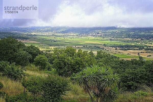 Blick auf die Landschaft um das Dorf Idanha-a-Velha  Serra da Estrela  Beira Alta  Portugal  Europa