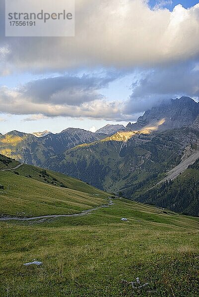 Wanderweg über das Hohljoch in die Engalm  hinten Schafkarspitze  Barthspitze  Hochnissl  Gramaijoch  Rauher Knöll  Standjoch  Karwendel-Gebirge  Tirol  Österreich  Europa