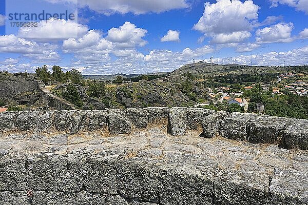 Burgwälle und Blick auf das mittelalterliche und historische Dorf Sortelha  Serra da Estrela  Beira Alta  Portugal  Europa