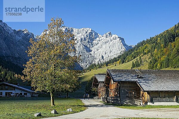 Almdorf Eng vor Grubenkarspitze  Karwendel-Gebirge  Herbst  Tirol  Österreich  Europa