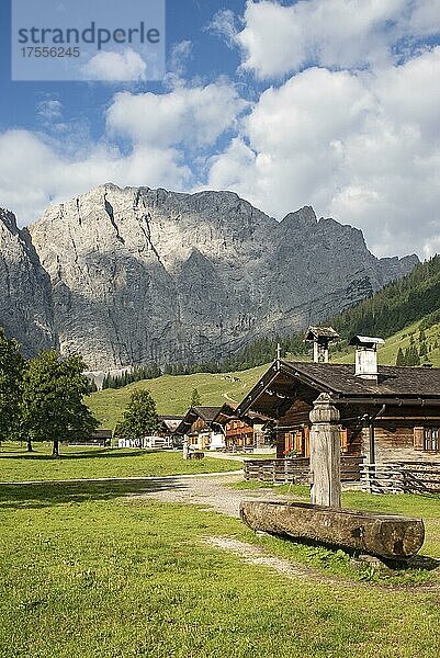 Almdorf Eng mit Brunnen  dahinter Grubenkarspitze und Dreizinkenspitze  Karwendel-Gebirge  Hinterriss  Tirol  Österreich  Europa