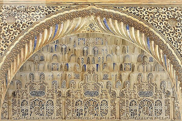 Kunstvolle Steinmetzarbeiten  Alhambra  Granada  Andalusien  Spanien  Europa