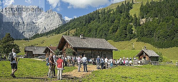 Meßfeier am Almkirtag vor der Holzkapelle im Almdorf Eng  dahinter Grubenkarspitze und Dreizinkenspitze  Karwendel-Gebirge  Hinterriss  Tirol  Österreich  Europa
