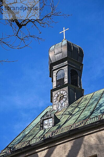 Zwiebelkirchturm mit Uhr  Katholische Kirche  Sankt Stephan am Alten Südfriedhof  Mu?nchen  Bayern  Deutschland  Europa