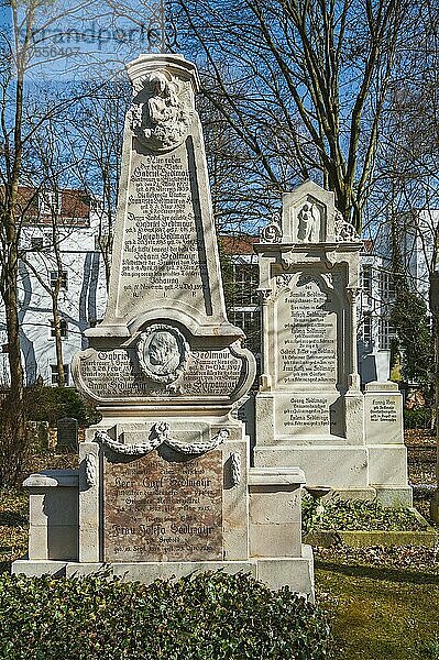 Grabstätte der Familie Sedlmayr  Baumeister und Braumeister  Südfriedhof  München  Bayern  Deutschland  Europa