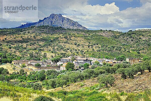 Blick auf das Dorf Idanha-a-Velha und seine Umgebung  Serra da Estrela  Beira Alta  Portugal  Europa