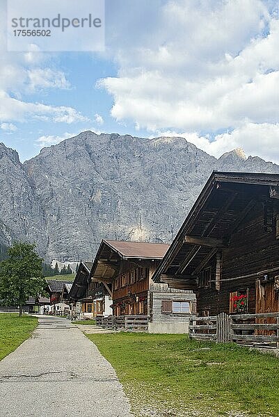 Almdorf Eng  dahinter Grubenkarspitze  Karwendel-Gebirge  Hinterriss  Tirol  Österreich  Europa