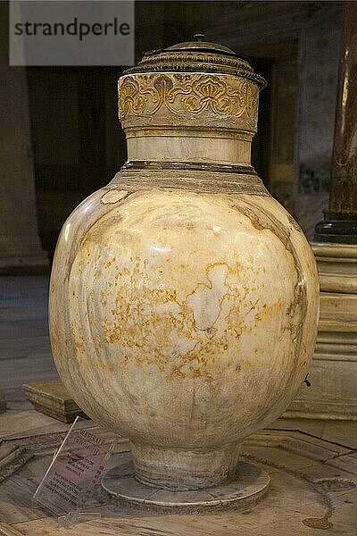 Hagia Sophia  Marmor-Krug aus Pergamon  Istanbul  Türkei  Asien