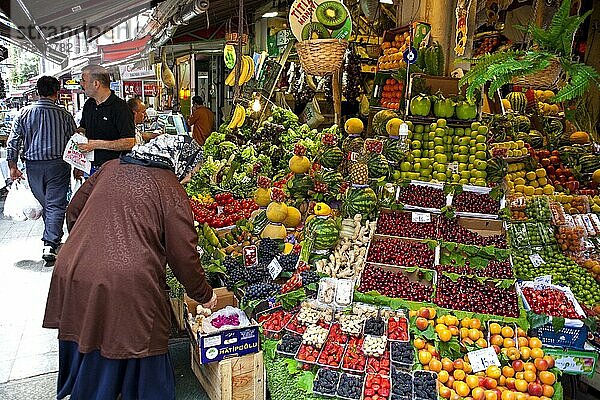 Obstmarkt im Stadtteil Karaköy  Istanbul  Türkei  Asien