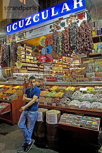 Ägyptischer Basar mit Süßigkeiten  Istanbul  Türkei  Asien