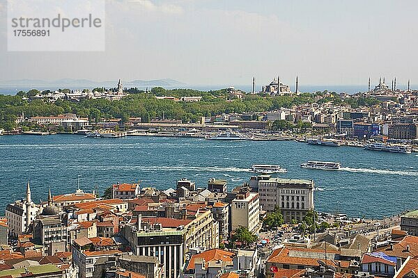 Panoramablick auf Topkapi und Hagia Sophia  Blaue Moschee vom Galataturm im Stadtteil Karaköy  Istanbul  Türkei  Asien