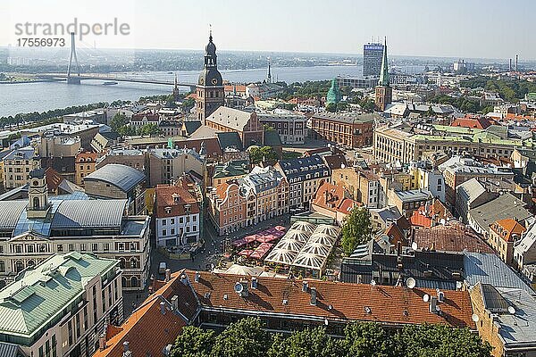 Blick von der Petrikirche auf Daugava und Altstadt  Riga  Lettland  Riga  Lettland  Europa