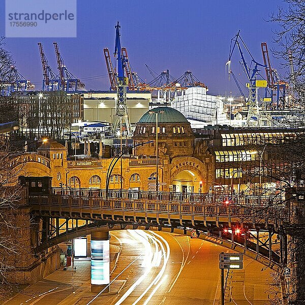Landungsbrücken mit Hafen am Abend  St. Pauli  Hamburg  Deutschland  Europa