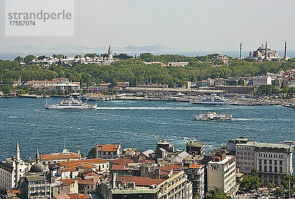 Panoramablick auf Topkapi und Hagia Sophia vom Galataturm im Stadtteil Karaköy  Istanbul  Türkei  Asien