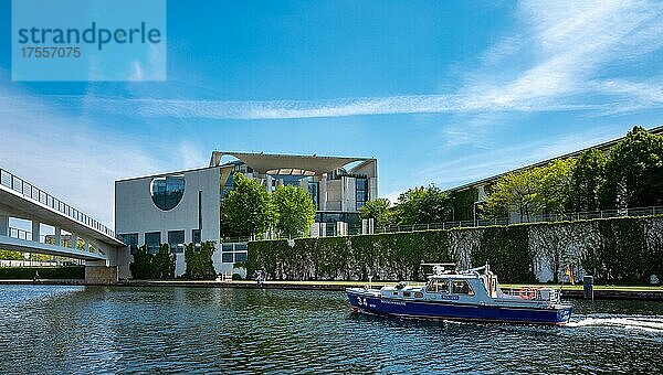 Polizeiboot patrouilliert auf der Spree am Bundeskanzleramt  Berlin  Deutschland  Europa