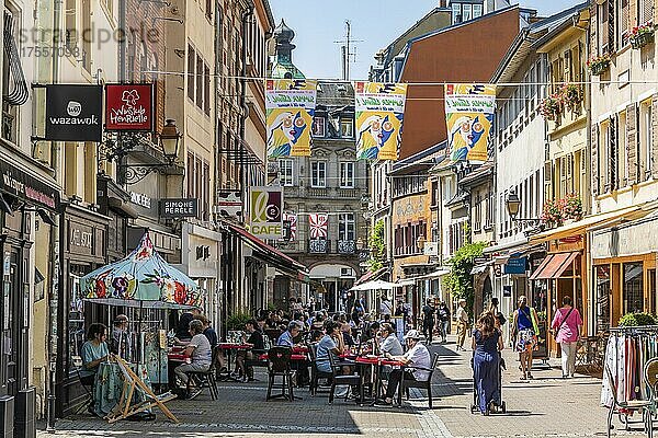 Restaurants und Läden in der Fußgängerzone  Altstadt  Mulhouse  Elsass  Frankreich  Europa