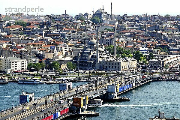 Panoramablick auf Galatabrücke vom Galataturm im Stadtteil Karaköy  Istanbul  Türkei  Asien