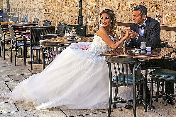 Brautpaar in der Altstadt  Antalya  Perle der Türkischen Riviera  Antalya  Türkei  Asien