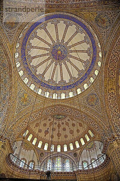 Blaue Moschee  Gebetssaal mit gigantischer Kuppel  Istanbul  Türkei  Asien