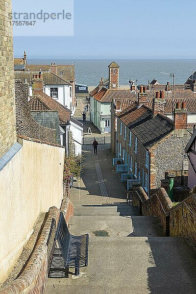Blick über die Dächer der Stadt von der Stadttreppe aus auf die Nordsee  Aldeburgh  Suffolk  England  UK