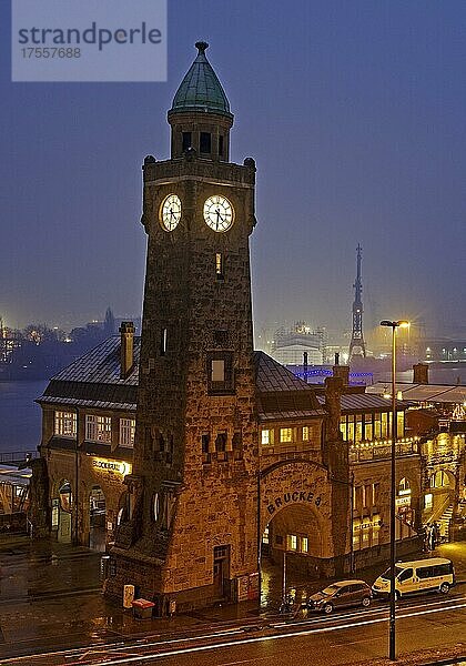 Uhrturm und Pegelturm am Abend  Landungsbrücken  St. Pauli  Hamburg  Deutschland  Europa