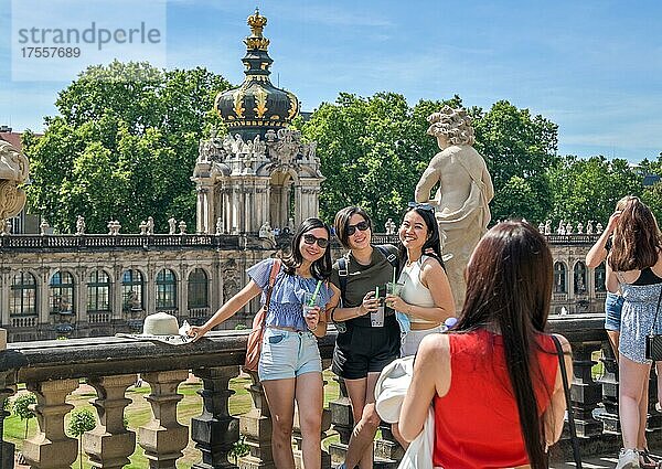 Chinesisches Touristinnen am Zwingerhof mit Kronentor  Zwinger  Dresden  Sachsen  Deutschland  Europa