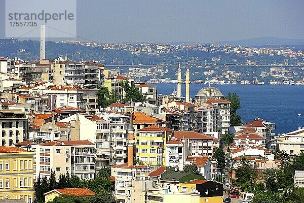 Panoramablick auf Bosporusbrücke vom Galataturm im Stadtteil Karaköy  Istanbul  Türkei  Asien